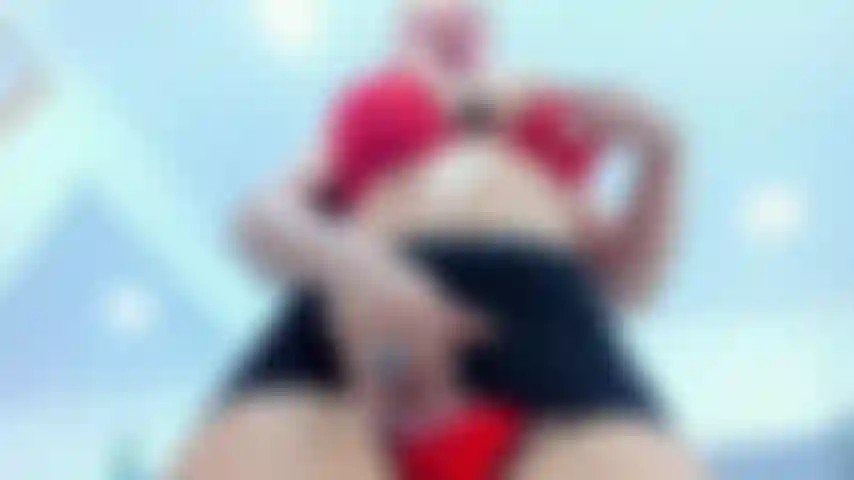 Le rouge est passion, mais cela signifie aussi que cette femme mature veut vous avoir, vous toucher, et vous offrir tout son corps — regardez-moi vous séduire et vous exciter rien qu'avec un striptease, mon buisson est si heureux d'être libre.