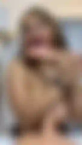 Mes gros seins baisent ta bite, pendant que je me noie avec une autre.