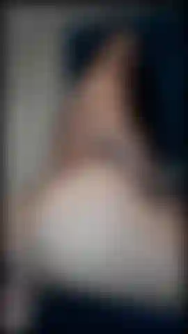 Bigass pleine d'huile, de mouvements sexy et de chatte disponible.