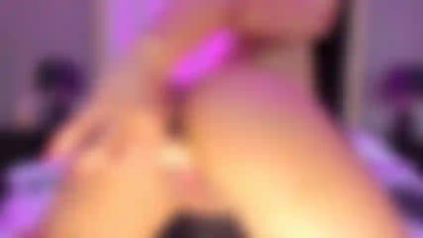 En levrette avec gros gode, chatte mouillée, gémissements délicieux.