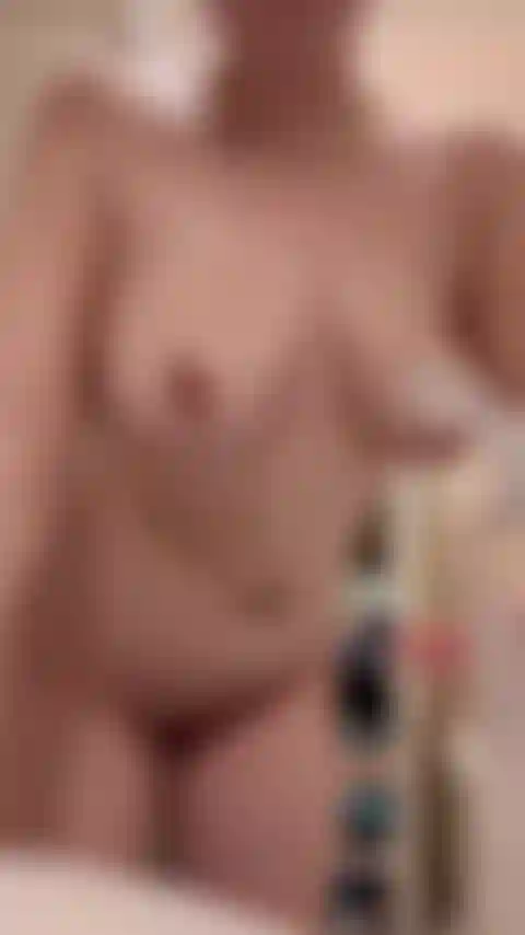 Massage à l'huile pour mes seins dodus et ma chatte rose.