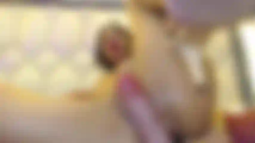 Frottant mon gode dans ma chatte très humide.