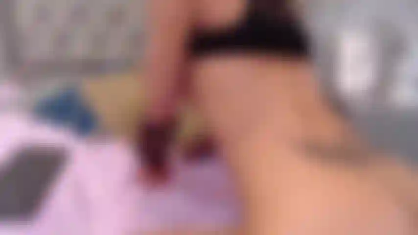 J'ouvre mes jambes sexy pour me baiser très profondément.