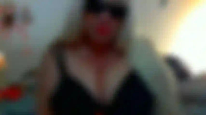 Le petit ami de sa fille se laisse séduire par sa mère.