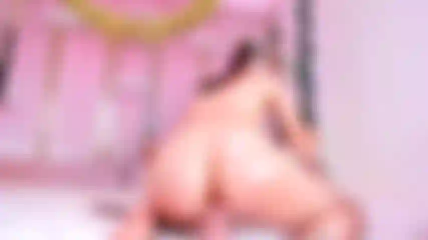 Je veux chevaucher ta délicieuse bite jusqu'à ce qu'elle explose de plaisir dans ma chatte mouillée.