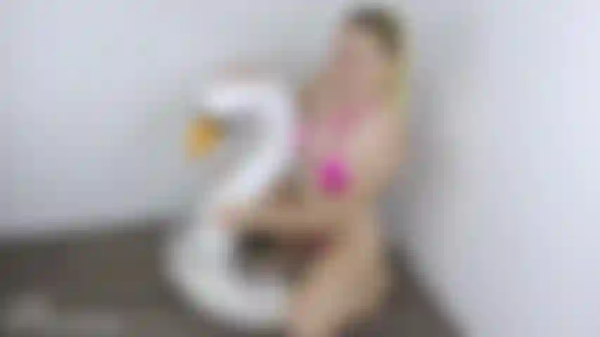 Orgasme de broyage de chatte v485 sur un flotteur de cygne.