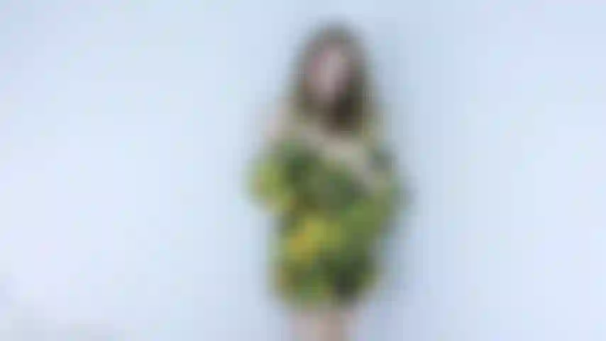 V530 qui étire ma chatte pour toi.