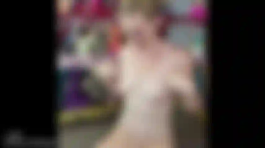 V483 frottant de la lotion d'aloès sur mes coups de soleil.