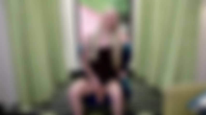 V651 blonde futa joi dans la fenêtre de l'hôtel.