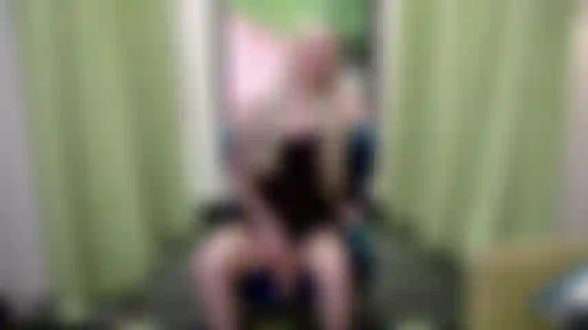 V651 blonde futa joi dans la fenêtre de l'hôtel.