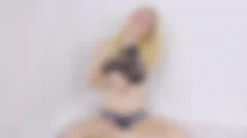 V437 bordant ma chatte avec une baguette magique.