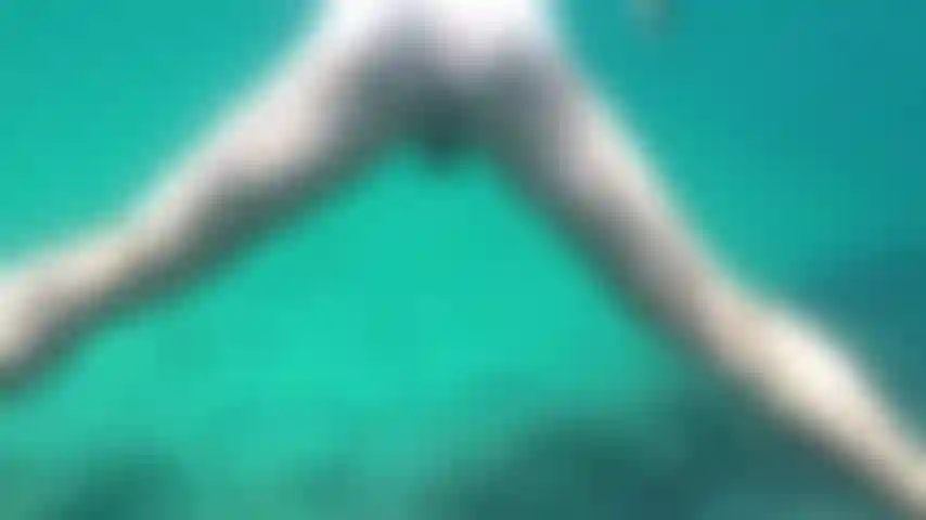 Filmé de dos quand je nage les jambes écartées :o.