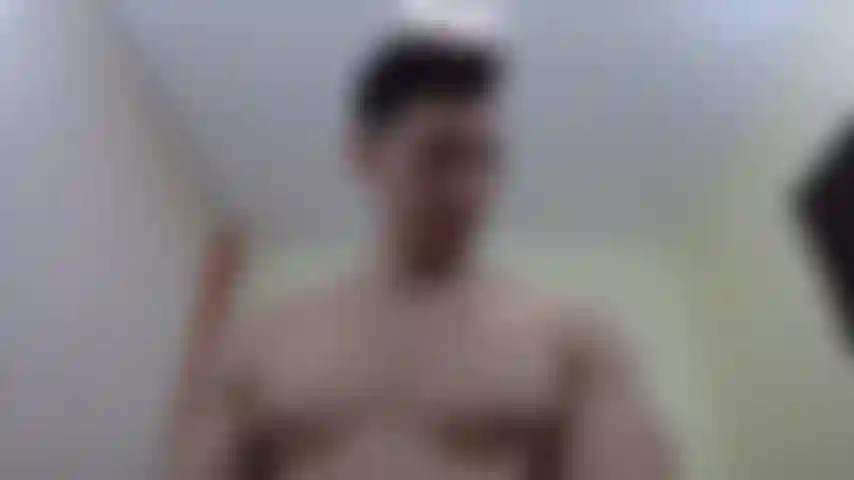 Frottant de l'huile sur ma poitrine et étant arrogant.