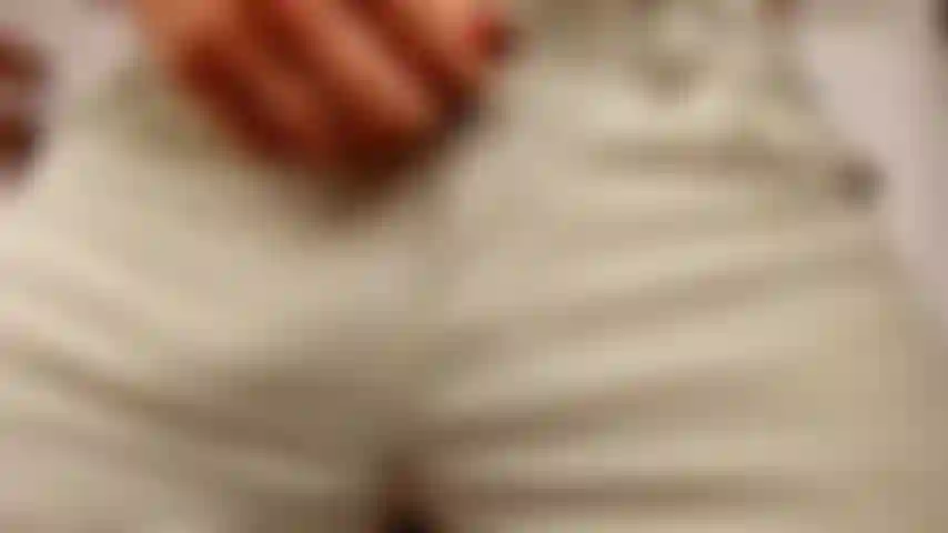 Déguisé en halloween, en train de me masturber et de tirer sur mes abdominaux.