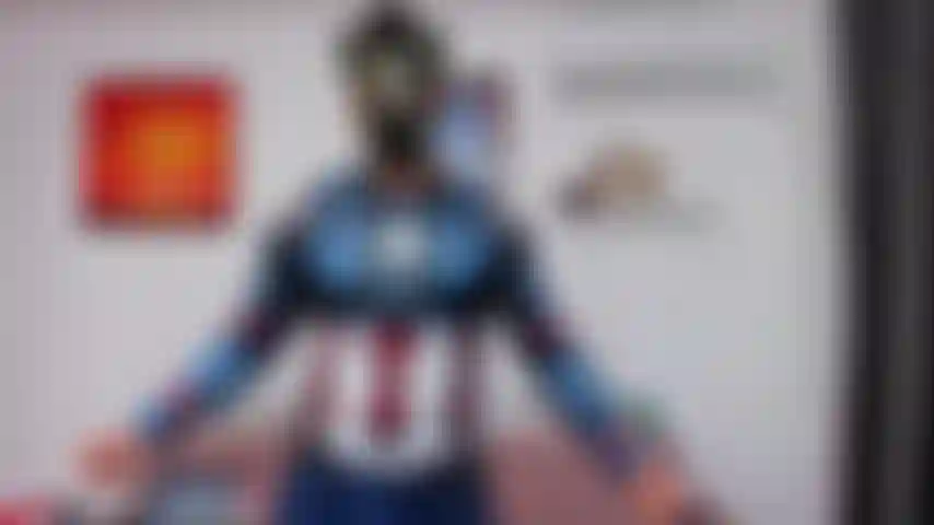 Domination dans ma chemise captain america, avec un masque à gaz.