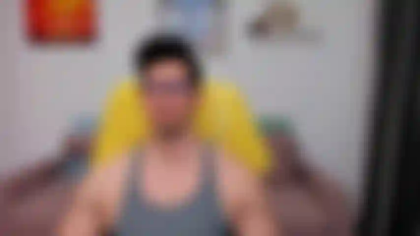 Te domine dans mon short moulant, montrant mes pieds et te les faisant lécher.