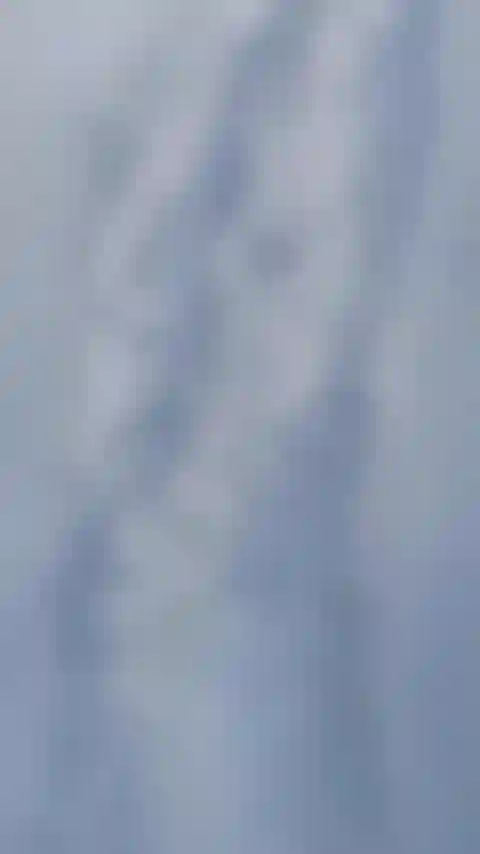 Ma tenue noire dans ce voile blanc.