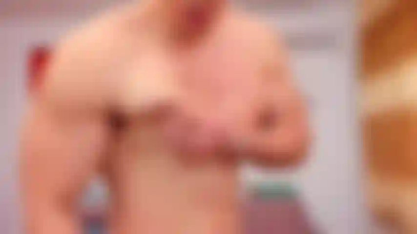 Je me montre nu, puis je rapproche mon cul de la caméra pour que vous puissiez le lécher profondément.