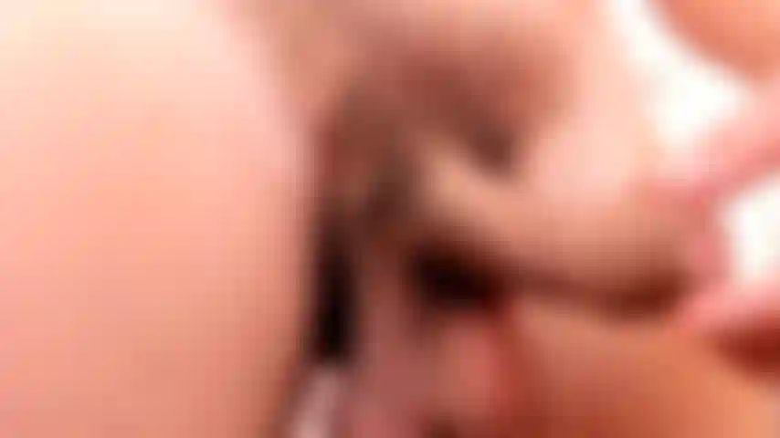 Gros plan sur ma bite, mes couilles, mon prépuce et mes poils pubiens.