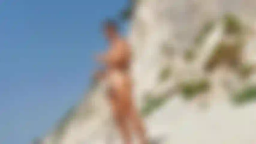 Je veux m'aider avec cette huile sur mon corps. Je pourrais utiliser tes mains.