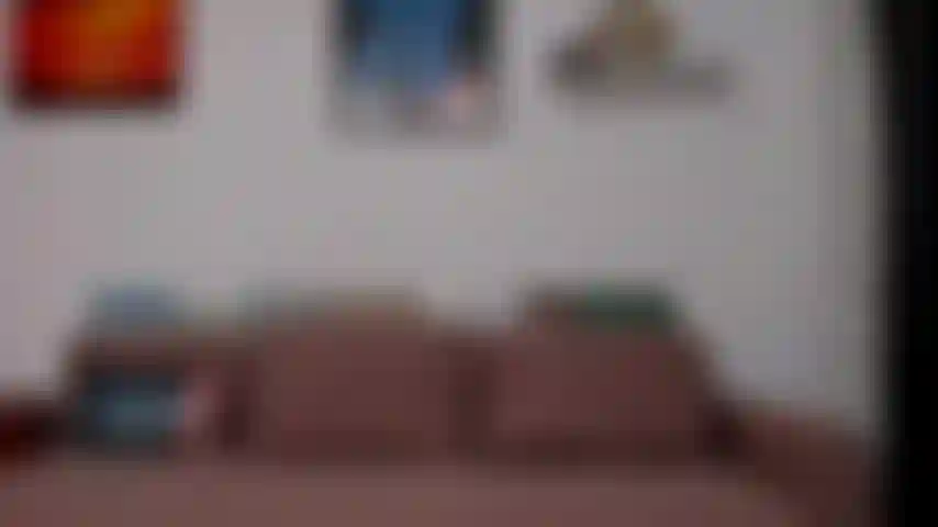 Exhibant mon renflement dans mon short.