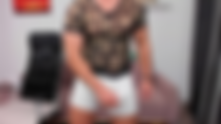 Me masturbe sur le canapé avec mes plaques d'identité et mes lunettes.