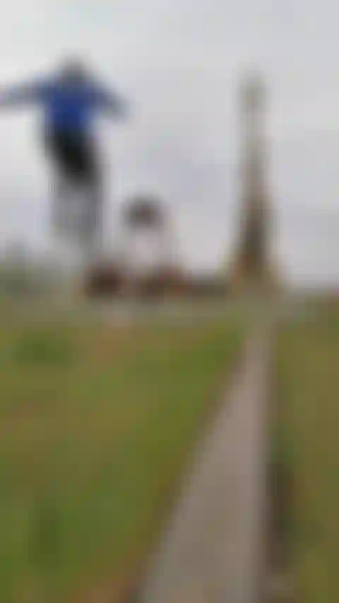 Je vérifie si je suis toujours capable de garder mon équilibre.