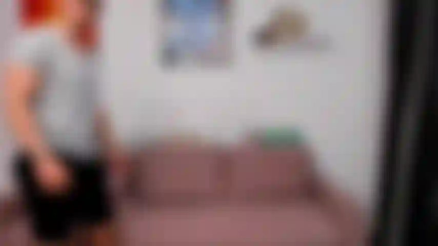 Adore mon renflement dans mon short noir sale.