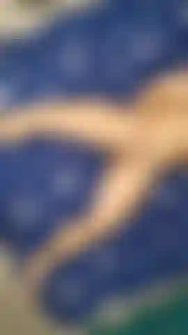 Je mets mon téléphone au plafond pour pouvoir enregistrer une éjaculation sous cet angle.