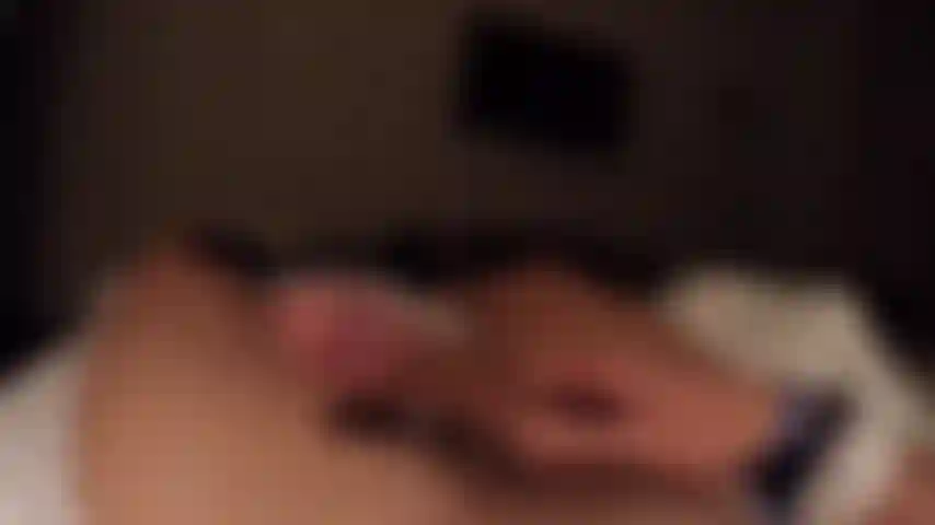 Me masturbe silencieusement dans le noir avec une petite lumière allumée... Et je jouis.