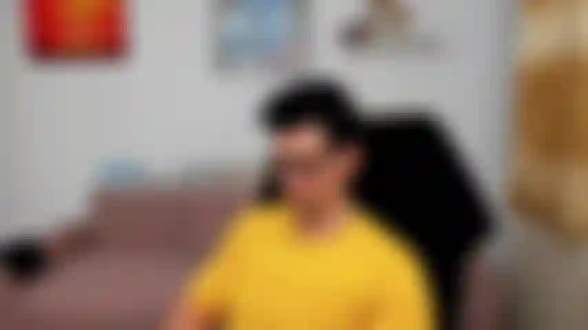 Un peu sous les aisselles, montrant au mec comment je le baise sur le canapé puis lui ordonnant de sniffer des poppers !