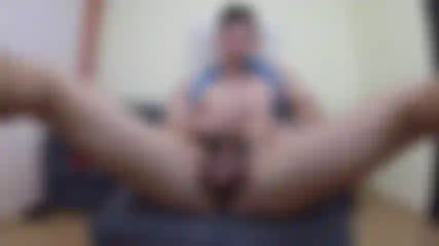 Je me masturbe les jambes ouvertes et souffle une charge sur mes abdominaux.