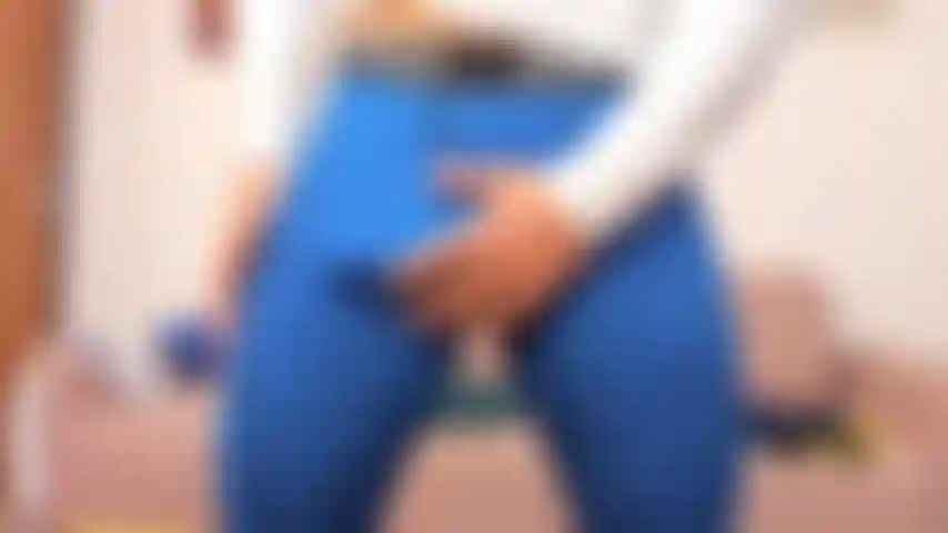 Tu veux voir ma bite grandir dans mes collants bleus.