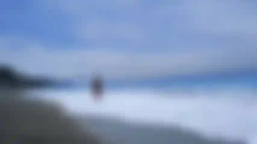 Je marche nu sur l'une des plus belles plages que j'ai jamais vues.
