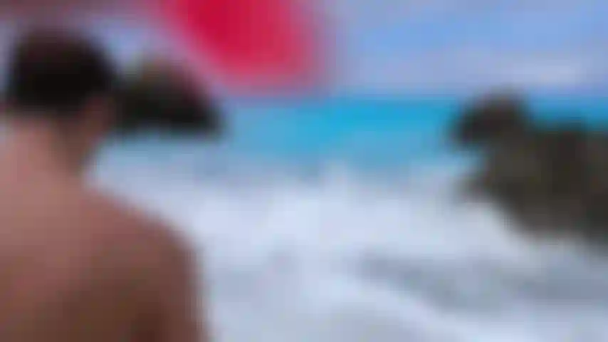 Je me dirige vers les vagues nu pour voir le spectacle de la nature.