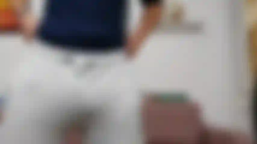 Gros plan de ma bite et de mes couilles avec un pantalon, montrant mon renflement.