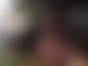 Moment de détente sur une plage rocheuse.