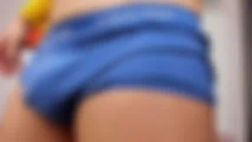 Me masturbe sur le canapé avec ma chemise jaune sous l'armure.