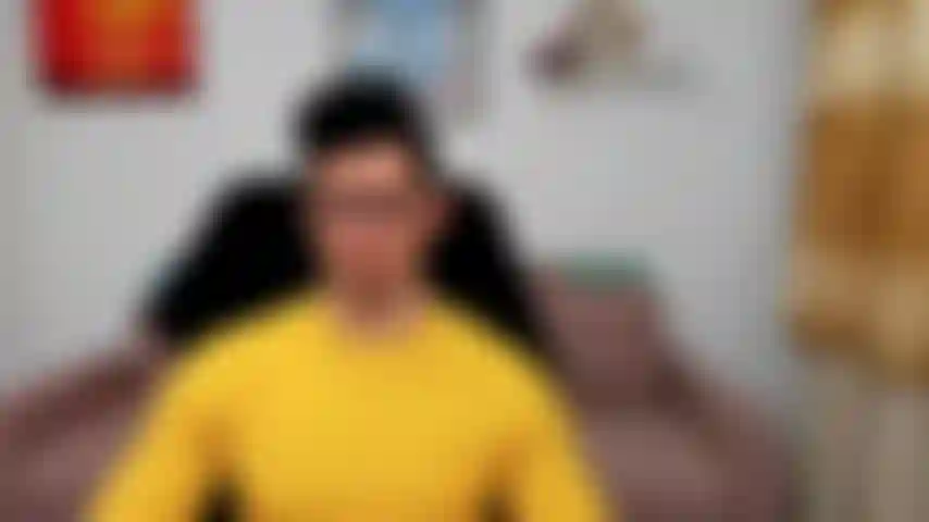 Je me masturbe et je joue avec mes couilles.