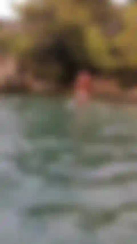 Marchant sur la plage en exhibant mon cul.