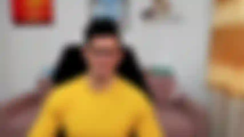 Fléchissant dans ma chemise de compression, exhibant mon renflement en short.