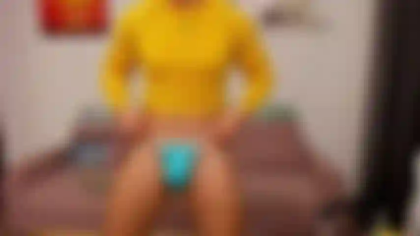 Je m'exhibe dans mon jockstrap bleu, je me masturbe, montrant mon cul par derrière.