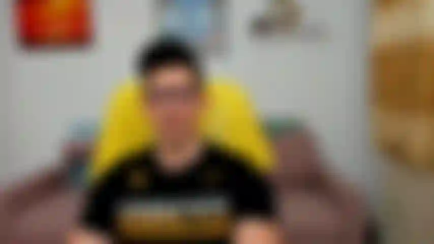 Masturbant ma grosse bite, montrant un peu de mon cul puis soufflant une charge intense avec beaucoup de gémissements.