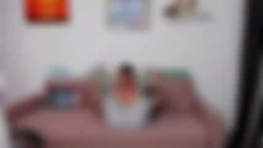 Montrant mon cul et mes couilles et frottant des chaussettes dessus. Je me masturbe avec une chaussette sur la main et je jouis.