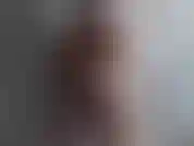 Je prends une douche et je me masturbe.