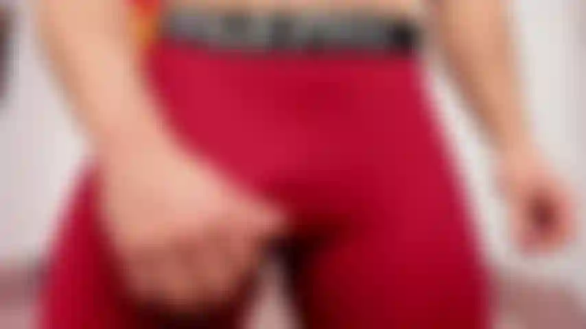 Montrant mon renflement dans un pantalon serré rouge, puis sortant ma bite et mes couilles pour les montrer plus près de la caméra.