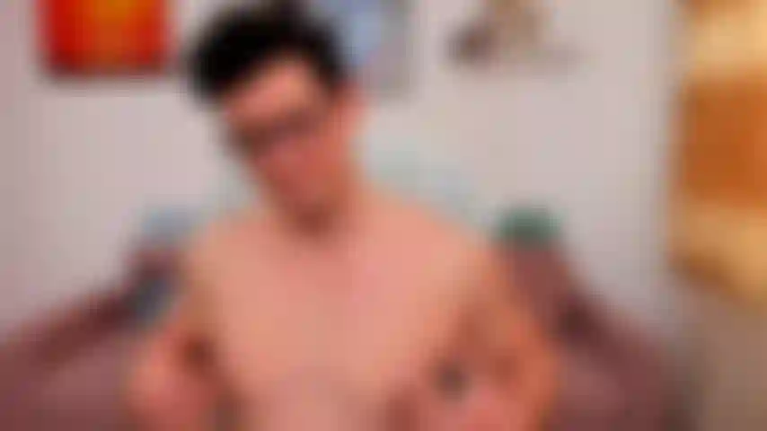 Je me déshabille, je montre ma bite molle, puis je me masturbe pour pouvoir faire bander quelqu'un qui aime la bite.