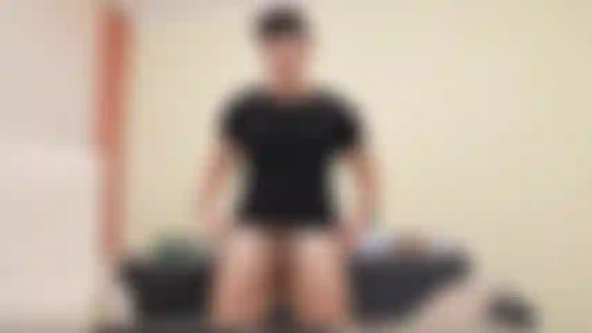 Je me masturbe debout. Je retire ma main de ma bite quand j'ai envie de jouir.