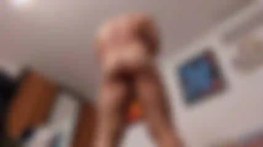 Cam sur le sol exhibant mon gros corps, me masturbant et libérant une grosse charge.