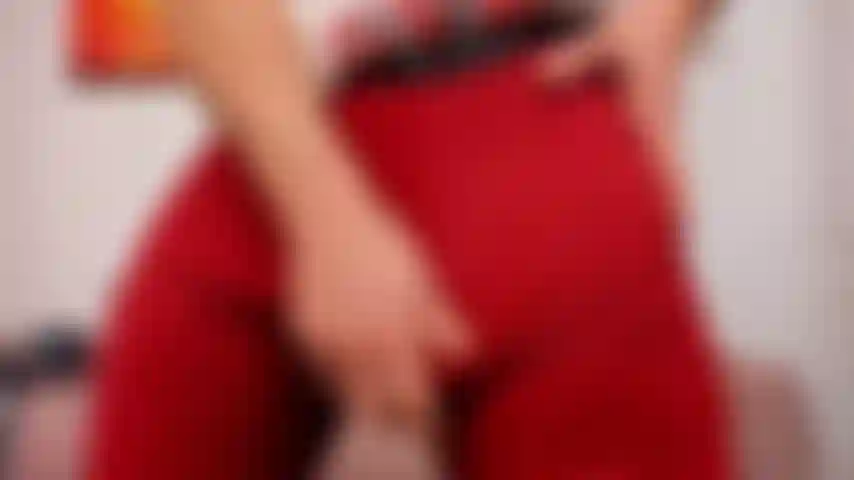 Je fais pousser une grosse bite dans mon pantalon rouge serré.